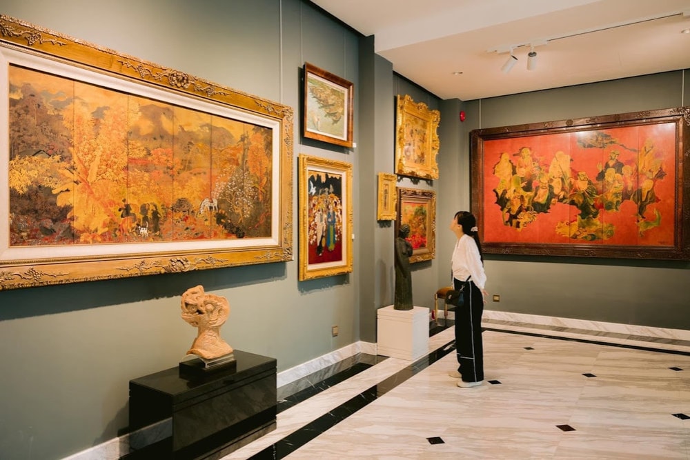 The quiet connection between the observer and the masterpiece creates a moment of reflection